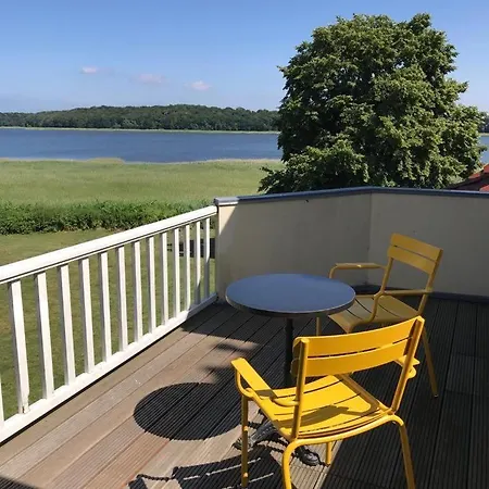 Ferienwohnung-6-direkt-am-wasser-im-gut-grubnow-ruegen Appartamento